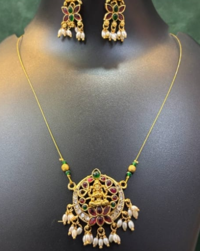 Single locket necklace